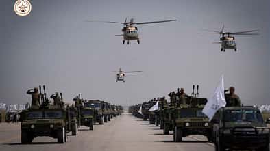 UH-60 überfliegen Militärparade der Taliban in Afghanistan