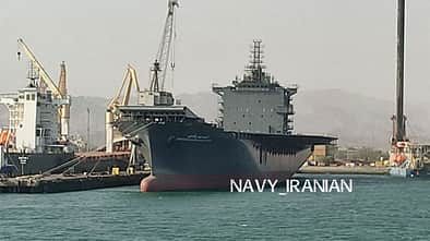 Zum Träger umgebauter iranischer Frachter im Hafen