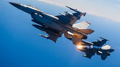 Zwei KF-16 im Flug mit Flares