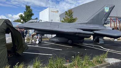 Aufblasbare Attrappe einer F-16 mit ukrainischen Markierungen