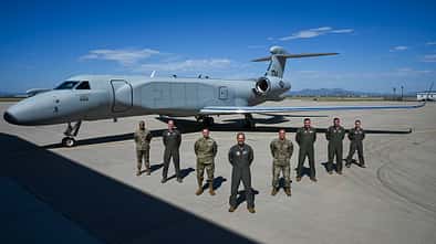 Gruppenbild vor EA-37B Compass Call