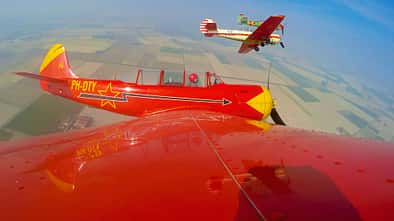 Jakowlew Jak-52 in Formation Luftaufnahme