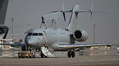 Saab GlobalEye der Vereinten Arabischen Emirate mit Schlepper