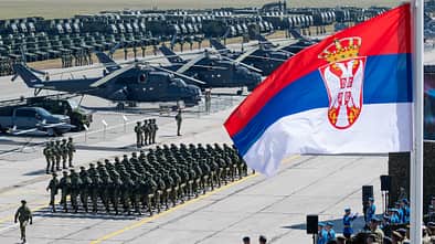 Serbiens MiG-29 und Mi-35 in Aktion.