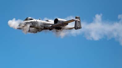 A-10 Thunderbolt feuert Bordkanone ab bei Hawgsmoke 2024