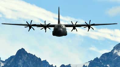Frontalaufnahme C-130 Hercules im Flug