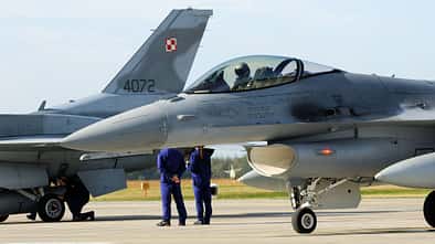 F-16 Fighting Falcon Polen mit Bodenpersonal