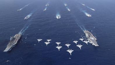 Chinas neue Flugzeugträger Liaoning und Shandong üben gemeinsam im Meer.