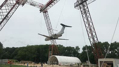 Fokker F28 an Gerüst aufgehängt vor NASA Crash Test in Langley
