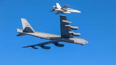 B-52H-Bomber in Formation mit finnischer F/A-18 Hornet