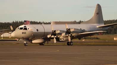 Rollende EP-3E ARIES II im Abendlicht