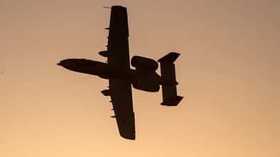A-10 Thunderbolt II fliegt im Sonnenuntergang