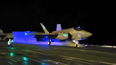 Nachtstart F-35C Lightning des US Marine Corps von der USS Lincoln