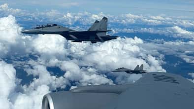 Zwei Su-30MKM neben KC-135 der US Air Force