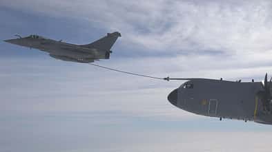 Französische A400M wird in der Luft von Rafale-M betankt.