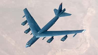 B-52H in der Luft über Wüste
