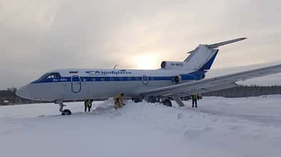 Von der Piste abgekommene Jakowlew Jak-40 im Schnee