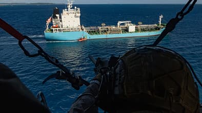 MG-Schütze blickt auf Schiff aus Bell UH-1Y Venom