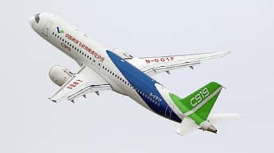 Sicht auf einen Comac C919-Prototypen im Steigflug.