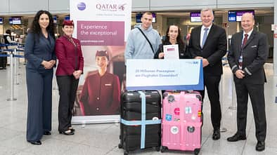 Judith Immel, die zusammen mit ihrem Ehemann Alexander an Bord eines Qatar Airways-Flugs über Doha nach Ko Samui im Golf von Thailand reiste, war am 30. Dezember der Jubiläumsfluggast am Flughafen Düsseldorf.