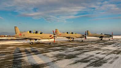 Drei Trainer UZGA UTS-800 auf dem Vorfeld