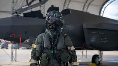 Pilot mit ABC-Schutzausrüstung vor einer F-35A Lightning II
