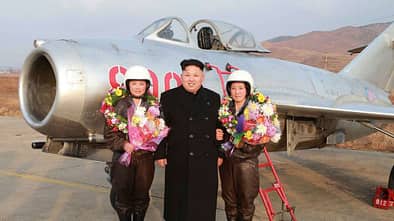 Kim Jong-un mit Pilotinnen vor Kampfflugzeug