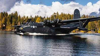 Martin Mars mit laufenden Motoren auf dem Wasser