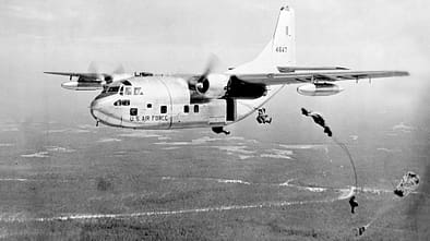 Fallschirmspringer springen aus der C-123B