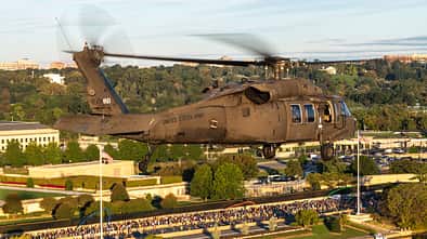 UH-60 Black Hawk Hubschrauber über Washington D.C.
