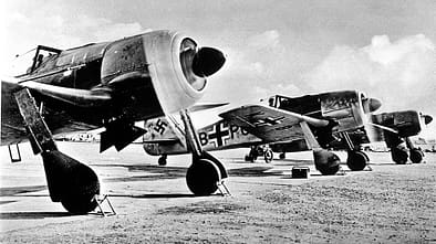 BMW 801 Motor, legendärer Flugmotor, Focke-Wulf Fw 190, Sternmotor, Bayerische Motoren Werke, Zeichnung Drei nebeneinander aufgereihte Focke-Wulf Fw 190 während des Warmlaufprozederes