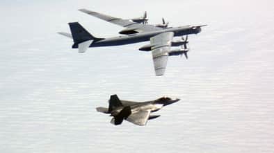 F-22 fliegt nebenTupolew Tu-95