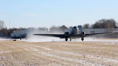 Basler BT-67 wirbelt Schnee beim Start auf