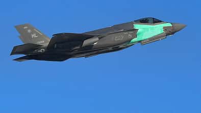 F-35 mit unlackiertem Bug am Boden im Flug