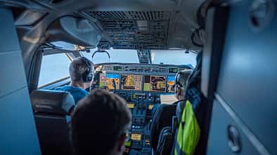 Blick in das Cockpit der Gulfstream G550 HALO vom DLR