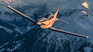 Pilatus PC-7MKX über den Alpen.