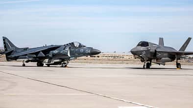 AV-8B Harrier neben F-35B Lightning
