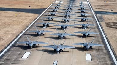 F-22 Raptor der US Air Force beim "Elephant Walk".