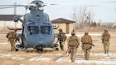 Soldaten besteigen MH-139A Grey Wolf der USAF