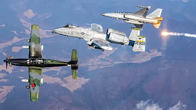 Koreanische Kampfflugzeuge brechen von A-10 Thunderbolt II weg