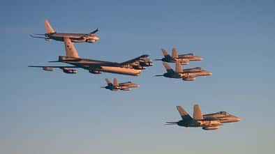 B-52H der US Air Force fliegen zusammen mit F/A18 aus Finnland.