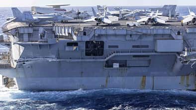 Schäden am Flugzeugträger USS Harry S. Truman nach Kollision mit Handelsschiff im Mittelmeer. 