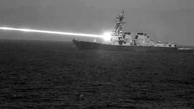 USS Preble feuert Laserwaffe ab