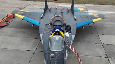 Pilot im Cockpit einer schwarzen MiG-29 der Ukraine