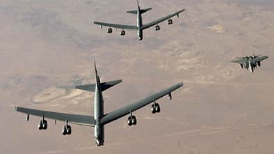 Zwei B-52H Stratofortress in Formation