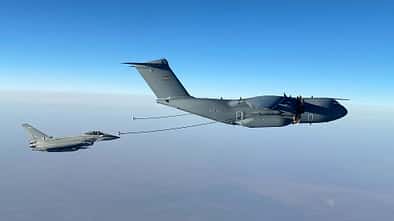 Deutscher Airbus A400M betankt Eurofighter Typhoon der RAF