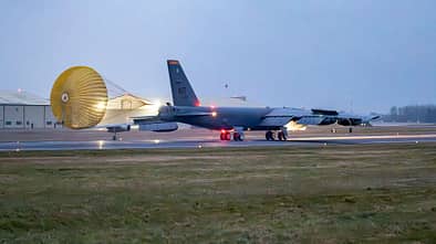 Landende B-52H mit Bremsschirm