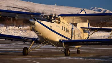 Antonow An-2 TVS-2MS beim Rollen im Abendlicht