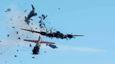 Der Zusammenstoß in der Luft einer Boeing B-17 Flying Fortress und einer Bell P-63 King Cobra