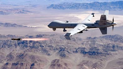 MQ-9 Reaper feuert AGM-114 Hellfire ab